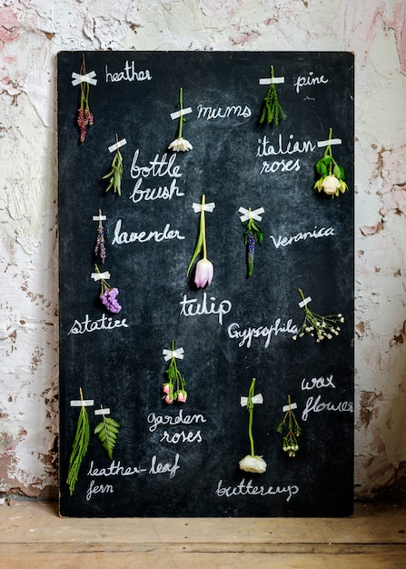 Foto gedroogde bloemen met naam bijgevoegd op black board handmade