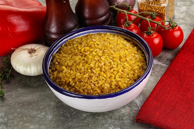 Foto gedroogde bulgurgraanhoop voor het koken