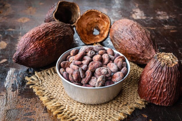 Gedroogde cacao vruchten en cacao bonen in een schaal op tafel