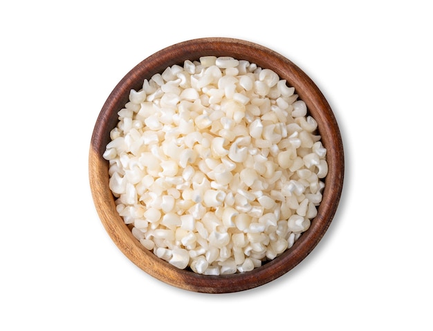 Gedroogde canjica hominy of witte maïs op een kom geïsoleerd op witte achtergrond