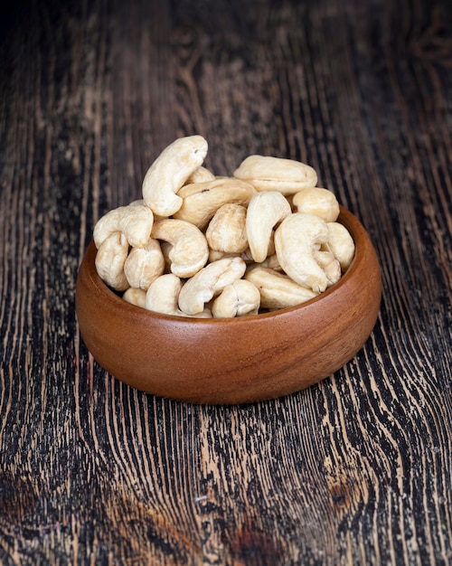 Gedroogde cashewnoten op een houten tafel