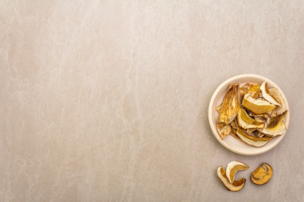 Gedroogde champignons in een kom