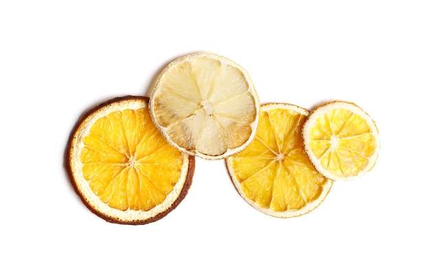 Gedroogde citrusvruchten met kaneel, steranijs op witte achtergrond. Glühwein Ingrediënten
