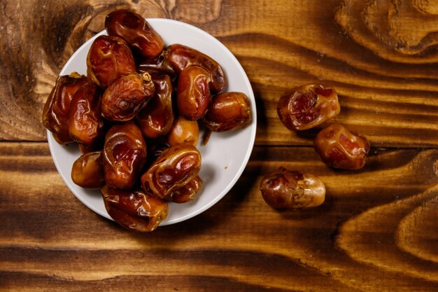 Gedroogde dadels fruit op houten tafel. Bovenaanzicht