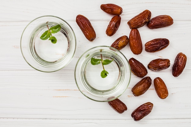 Foto gedroogde dadelsfruit met water in kommen