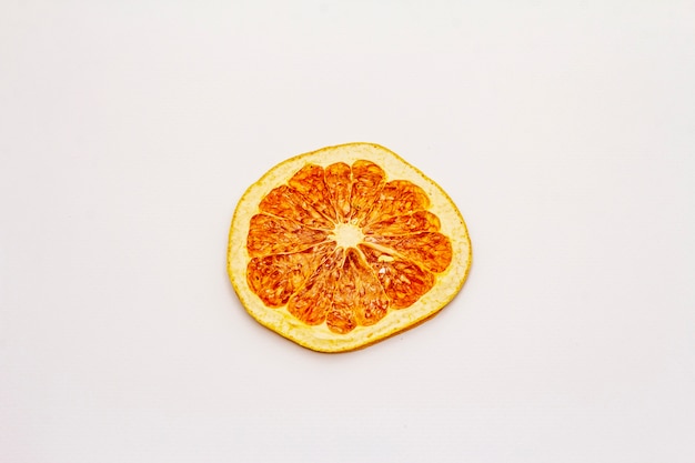 Gedroogde enkele segment van grapefruit geïsoleerd op een witte achtergrond