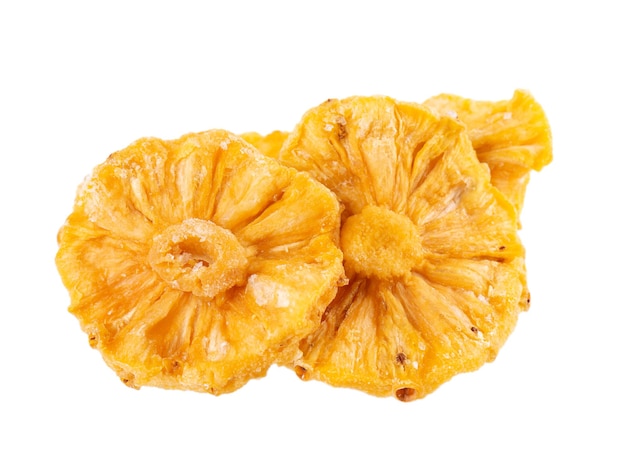 Gedroogde gekonfijte ananas ringen geïsoleerd op een witte achtergrond clipping path