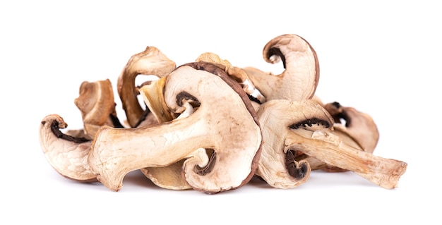 Gedroogde gesneden champignons geïsoleerd op wit