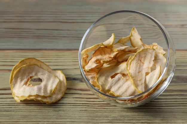 Gedroogde groene appel in een glazen kom