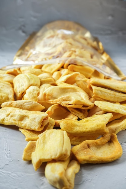 Gedroogde Jackfruit-chips met witte achtergrond