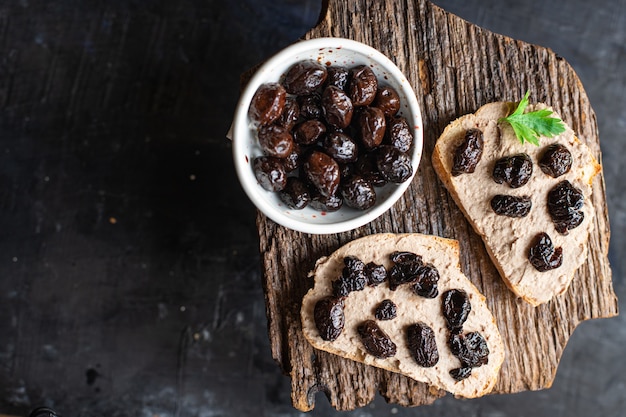 gedroogde olijven sandwich paté groenten voorgerecht vers portie biologisch gezond gerecht