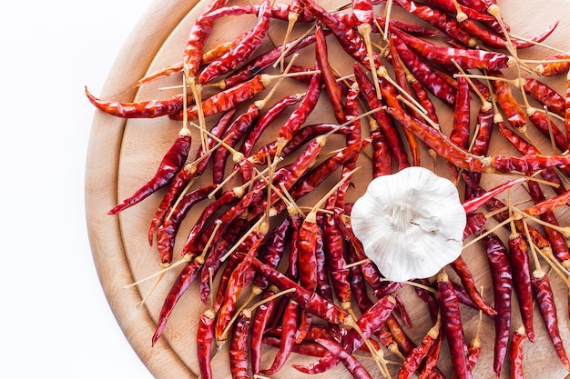 Gedroogde paprika en knoflook voor het koken.