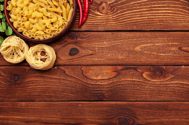 gedroogde pasta op houten achtergrond