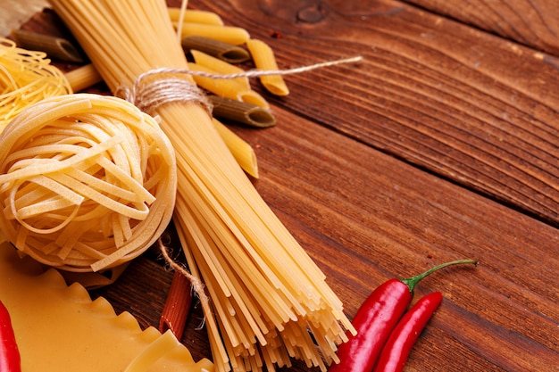 Gedroogde Pasta Op Houten Tafel