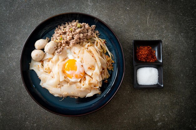 gedroogde pittige noedels met varkensgehakt, gehaktballen en ei - Asian food style