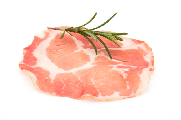 Gedroogde plakjes varkensvlees. Delicatess.