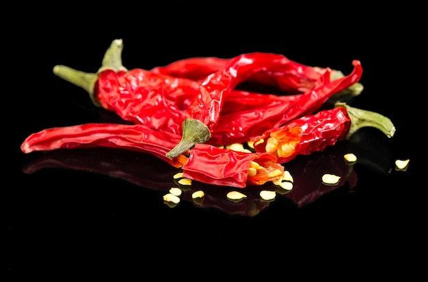 Gedroogde rode hete chili peper zwart op zwarte achtergrond