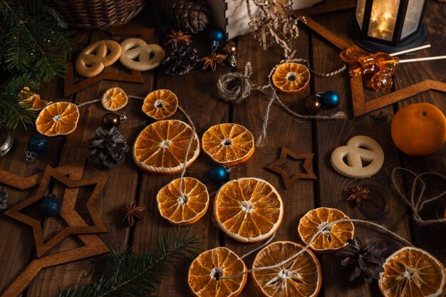 Gedroogde schijfjes sinaasappels gesneden in cirkels liggen op een houten tafel. new year's flatley