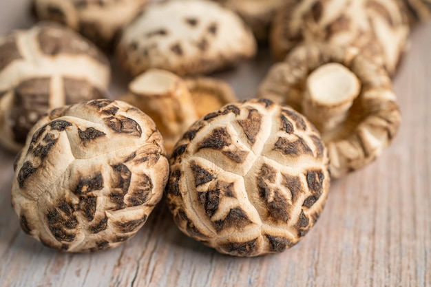 Gedroogde shiitake-paddenstoel op houten achtergrond Gezonde voeding