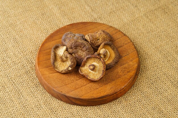 Gedroogde shiitake paddenstoelen op een monochrome achtergrond