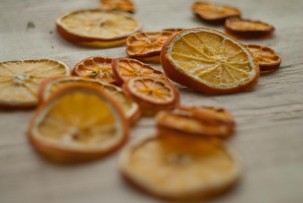 Gedroogde stukjes sinaasappel op tafel