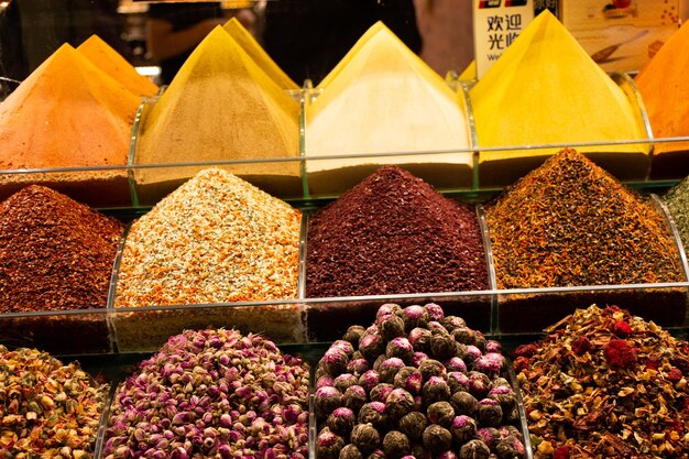 Gedroogde theevruchten kruidenbloemen op de Istanbul Spice Bazaar