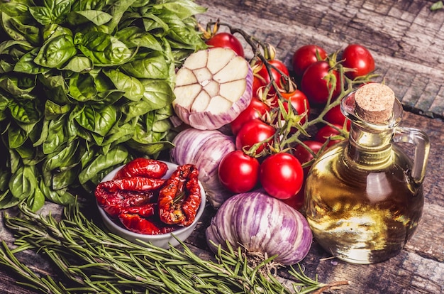 Gedroogde tomaten met knoflook rozemarijn en olijfolie