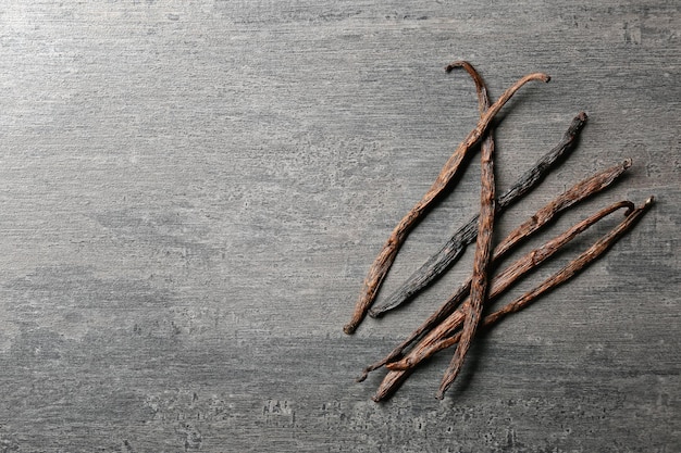 Foto gedroogde vanille stokjes op een houten tafel