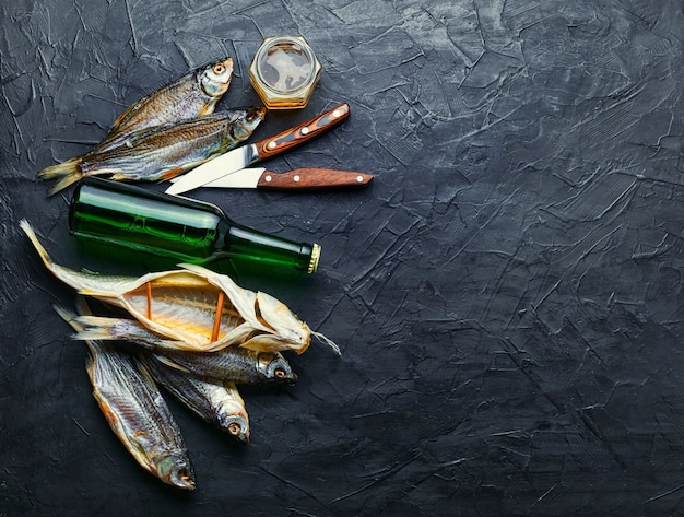 Gedroogde vis op tafel, zoute droge zeevis voor bier