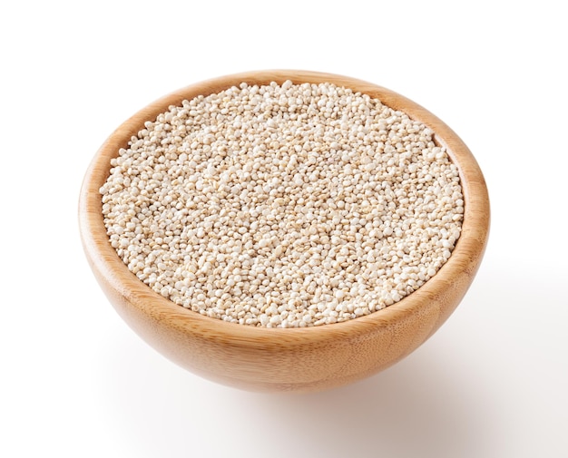 Gedroogde witte quinoa zaden in houten kom geïsoleerd op een witte achtergrond met uitknippad