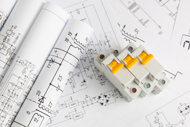 Gedrukte tekeningen van elektrische circuits en elektrische stroomonderbreker