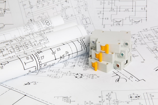 Gedrukte tekeningen van elektrische circuits en elektrische stroomonderbreker