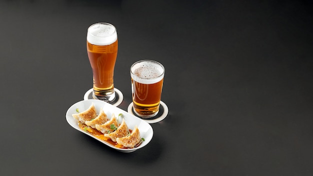 Gedza dumplings met bier op een grijze achtergrond