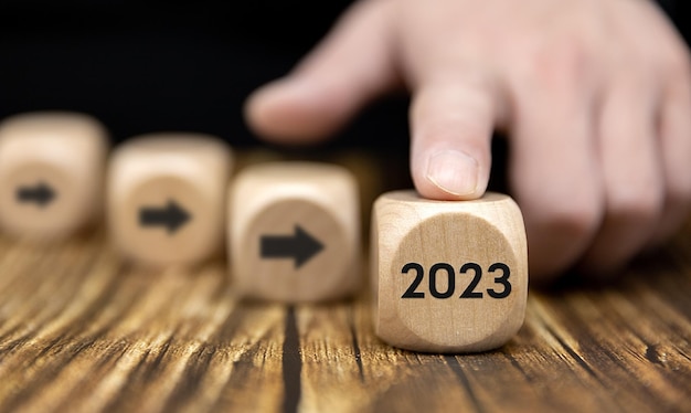 Geef uitdrukking aan het overgangsproces naar 2023 met houten BLOCK