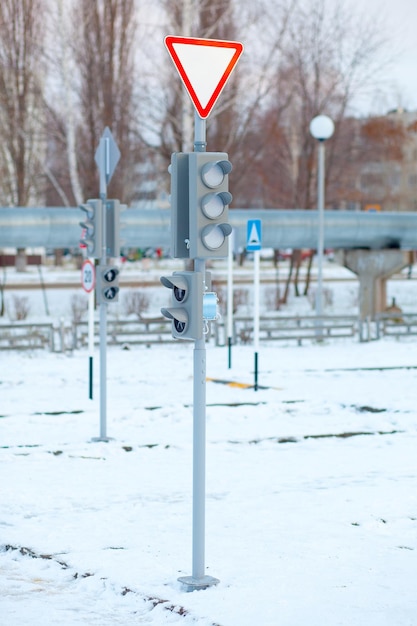 Geef voorrangsbord oversteken bij de speeltuin in de winter