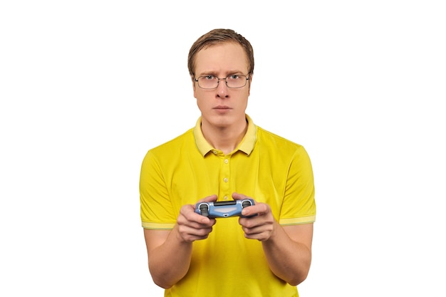 Geek gamer in glazen en gele tshirt met gamepad opgewonden video game speler geïsoleerd op wit