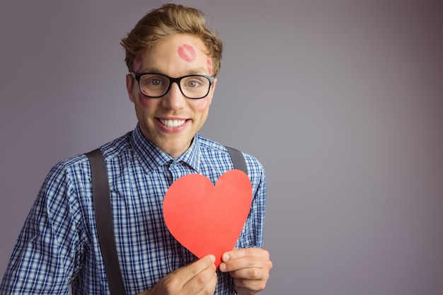 Geeky hipster bedekt met kusjes