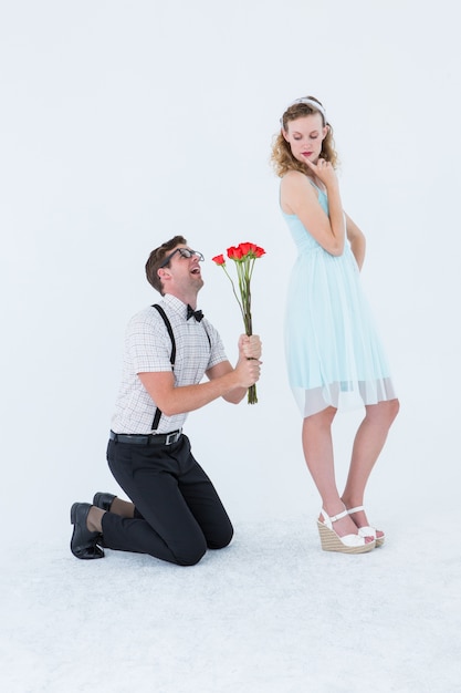 Geeky hipster bedelen zijn vriendin met rozen