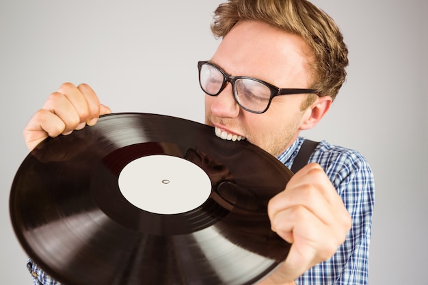 Geeky hipster bijtend vinylverslag