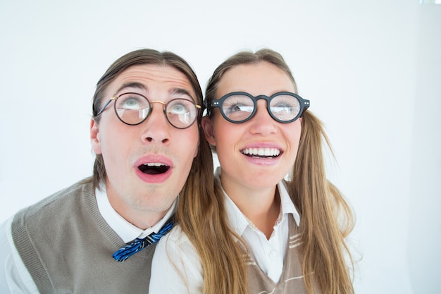 Geeky hipster пара, поднимающая глаза