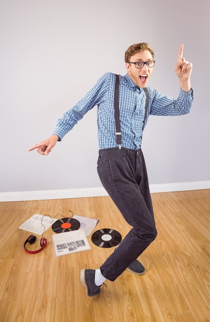Geeky hipster dansen op vinyl