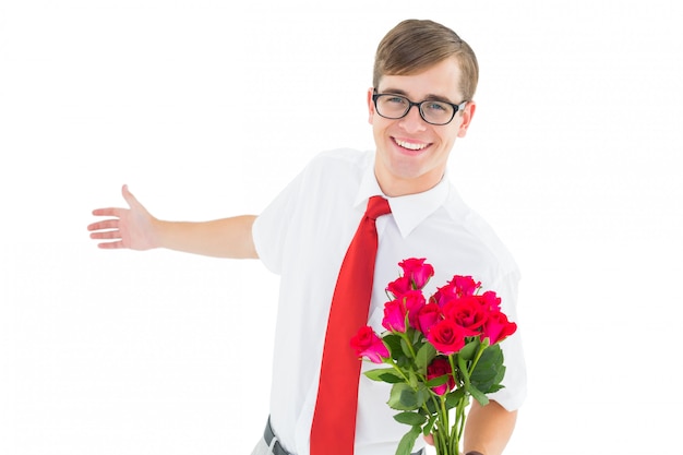 Geeky hipster die bos van rozen op witte achtergrond aanbieden