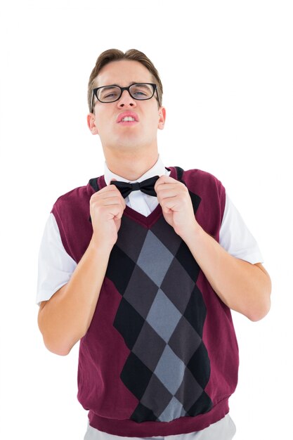Geeky hipster die zijn vlinderdas bevestigt