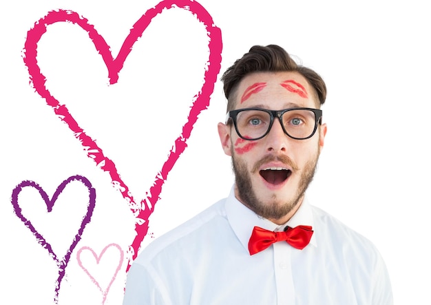 Geeky hipster met kussen op zijn gezicht tegen de harten van de valentijnskaartenliefde