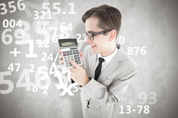 Foto imprenditore sorridente geeky mostrando calcolatrice su sfondo bianco