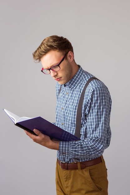 Geeky student die een boek leest