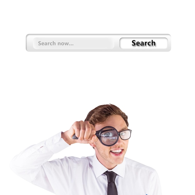 Foto geeky zakenman die door vergrootglas kijkt tegen zoekmachine