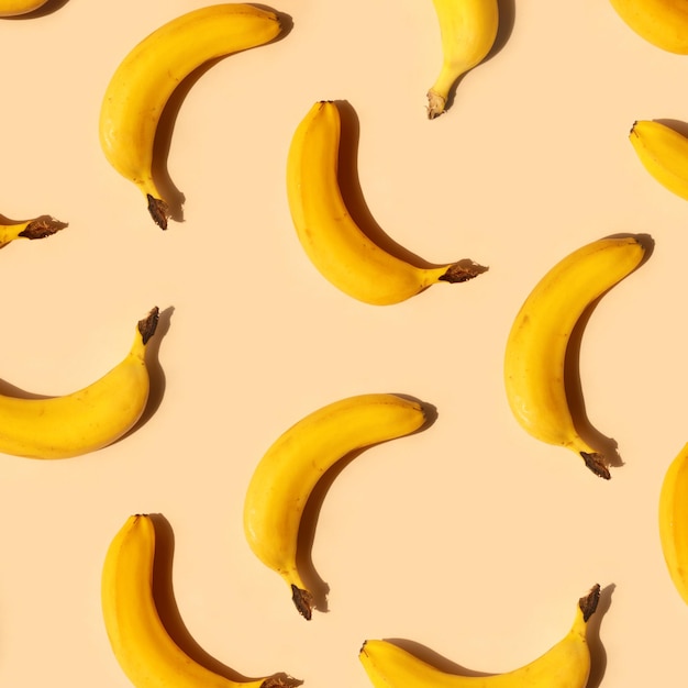 Geel bananenpatroon op een trendy beige achtergrond zomer frisheid natuurlijke snack biologisch