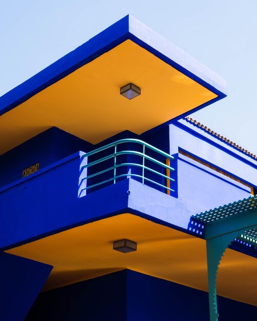 Geel en blauw modern huis