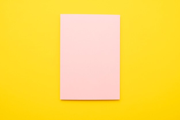 Geel en roze papier textuur achtergrond lege copyspace voor uw advertentie en tekst